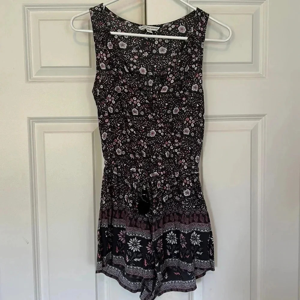 American Eagle floral romper size XS sleeveless, gray, and pink shorts